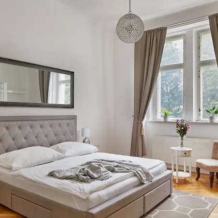 Deluxe Apartment In Lesser Town Praga